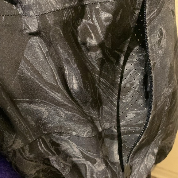 Lululemon NWOT Women's Cropped Jacket rare waterproof fabric builtin ventilation - Picture 6 of 9